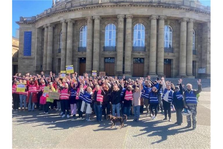 Ungewohntes Bild: Streikende Staatstheater-Beschäftigte vor dem Opernhaus Stuttgart