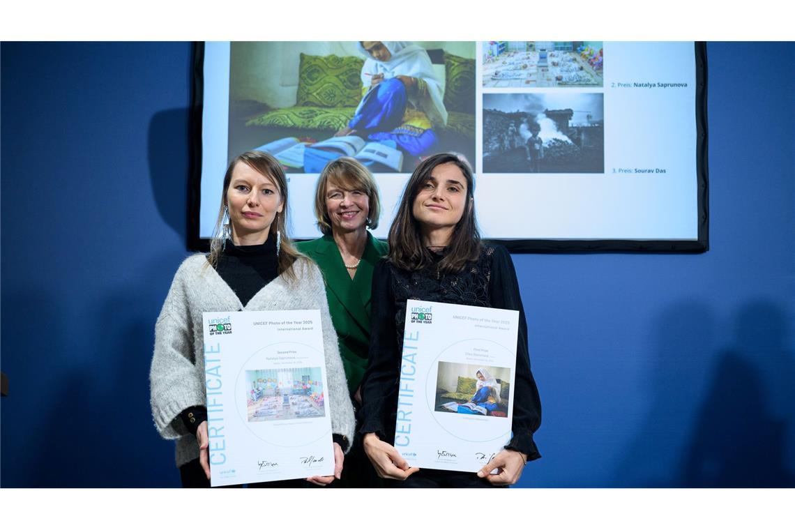 Unicef-Schirmherrin Elke Büdenbender stellt sich mit den beiden Gewinnerinnen zum Gruppenfoto auf.
