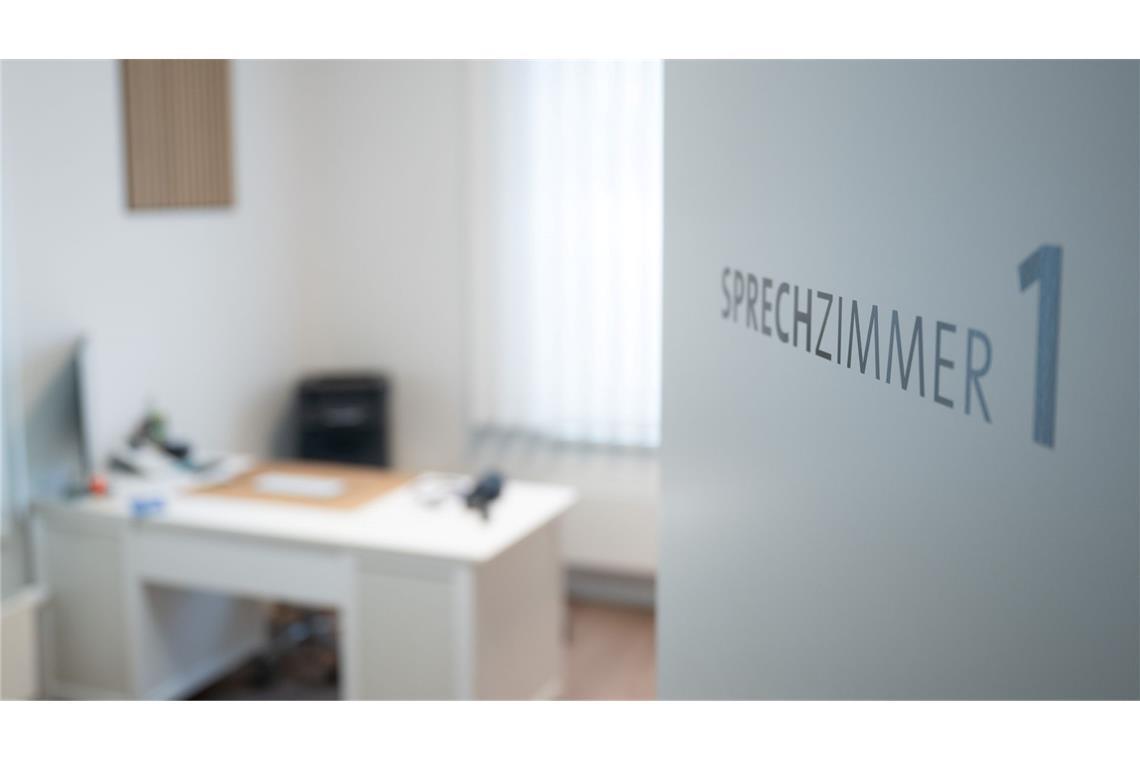 Union und SPD wollen ein verbindliches System einführen, bei dem Patientinnen und Patienten in eine Hausarztpraxis gehen, die sie bei Bedarf an Fachärzte überweist. (Symbolbild)