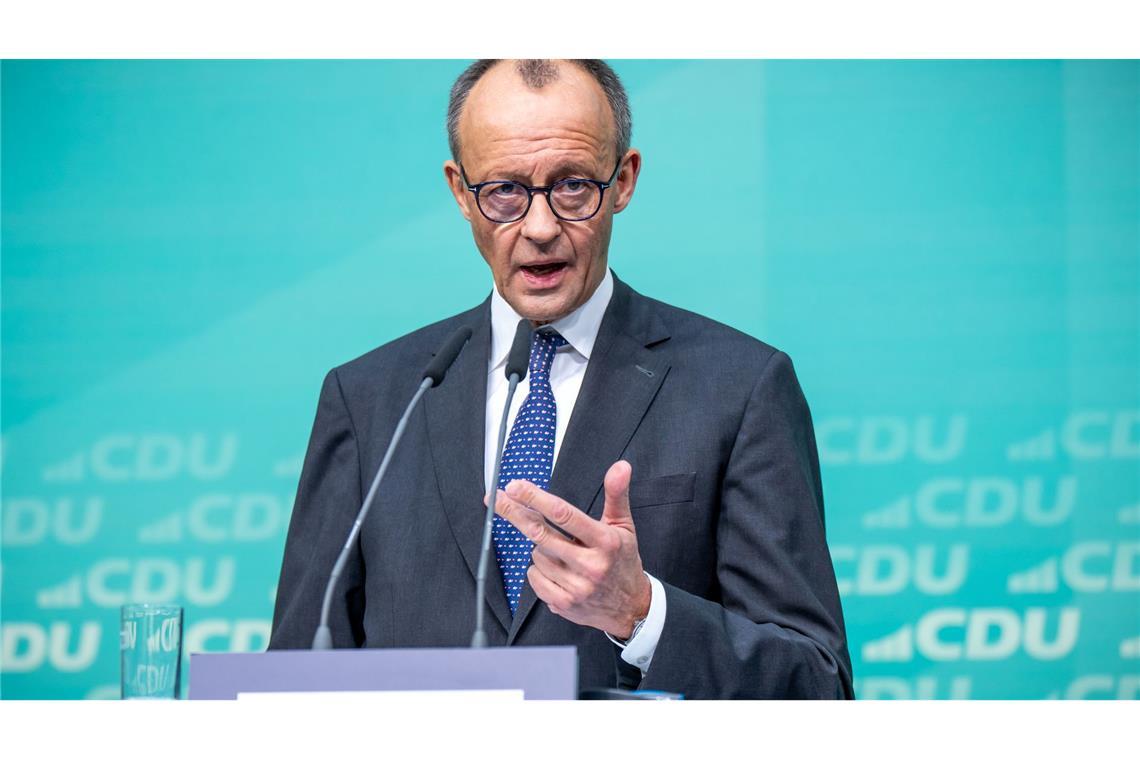 EVP: Wirtschaft mit umfassendem Bürokratieabbau ankurbeln Unions-Kanzlerkandidat Friedrich Merz informiert die Öffentlichkeit, nachdem Spitzenvertreter der Europäischen Volkspartei in Berlin über ihre Schwerpunkte für 2025 beraten haben. Im Mittelpunkt standen Wirtschaft, illegale Migration und Sicherheit. Und der neue US-Präsident.