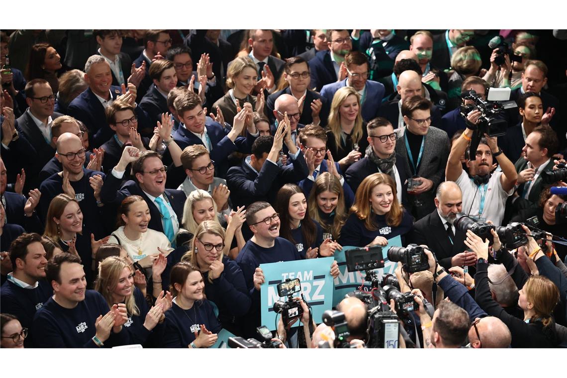 Vom Ampel-Aus bis zur Rücktrittswelle – Chronik des Wahlkampfs in Bildern Unions-Mitglieder im Konrad-Adenauer-Haus bei der Bekanntgabe der ARD- und ZDF-Prognosen. Es war klar, dass CDU/CSU die Wahl gewonnen haben und mit einem deutlichen Regierungsauftrag aus der Bundestagswahl gehen werden.