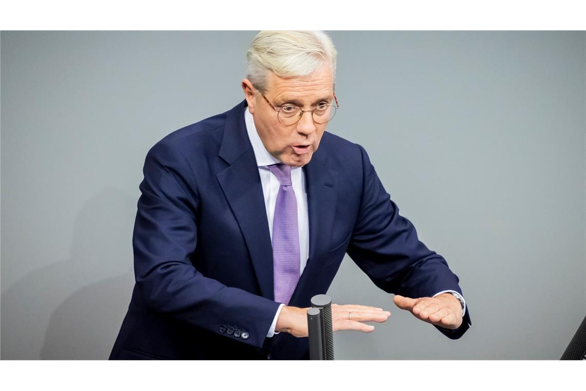 Unionsfraktionsvize Norbert Röttgen (CDU) verteidigt den Vorschlag für ein Zufallsverfahren zur möglichen Auswahl von Wehrdienstleistenden.