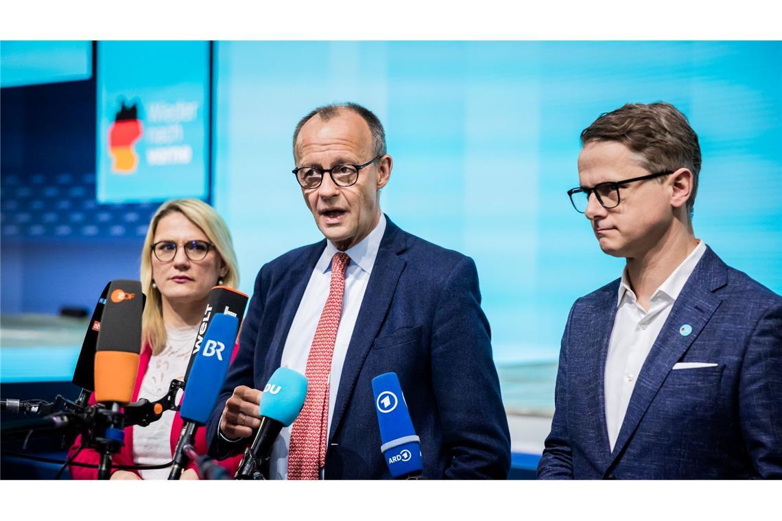 Merz zu Protesten: Kontroversen "normale Entwicklung" Unionskanzlerkandidat Friedrich Merz (CDU) hat die Bedeutung des Demonstrationsrechts betont und gleichzeitig Friedlichkeit angemahnt.