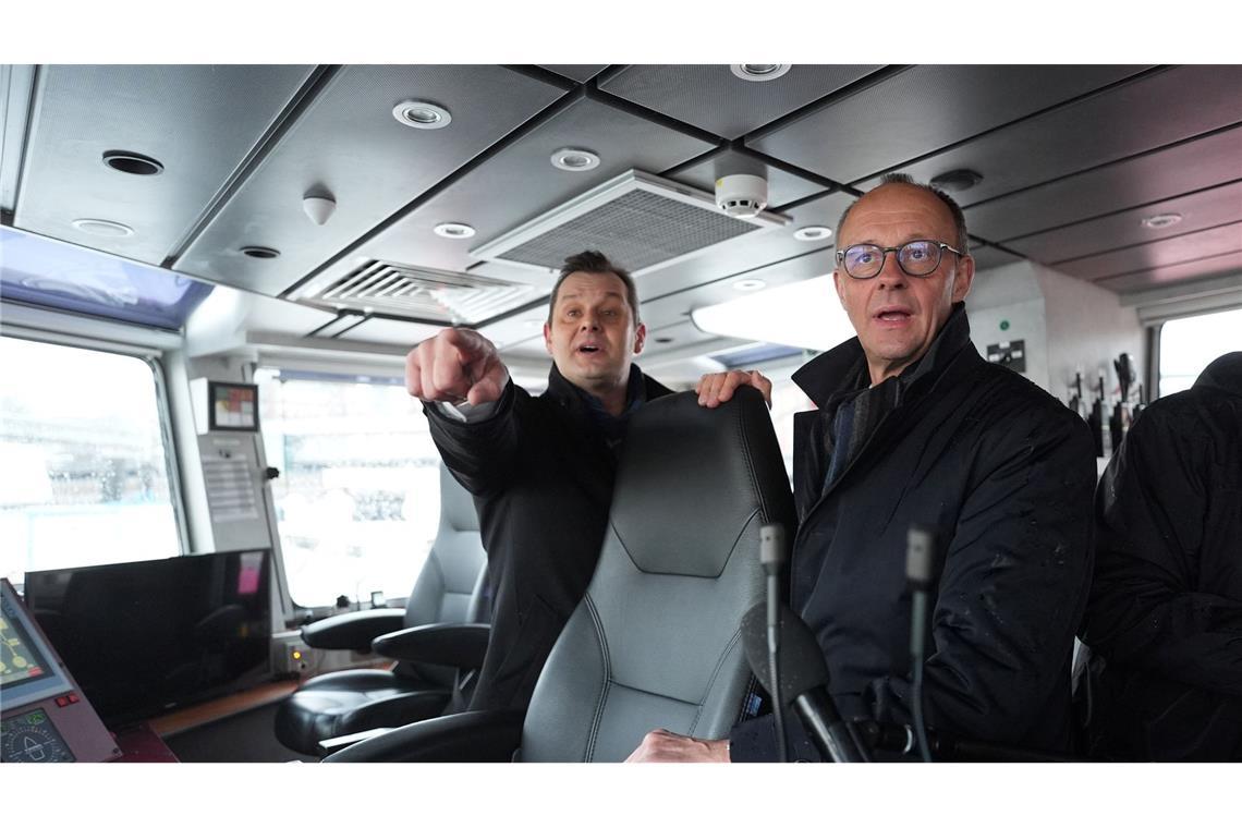 Merz setzt für heißen Wahlkampf auf Thema Wachstum Unionskanzlerkandidat Friedrich Merz lässt sich vom Inhaber des Hamburger Unternehmens VB Group beim Besuch des Feuerlöschboots "Prag" den Hamburger Hafen zeigen.