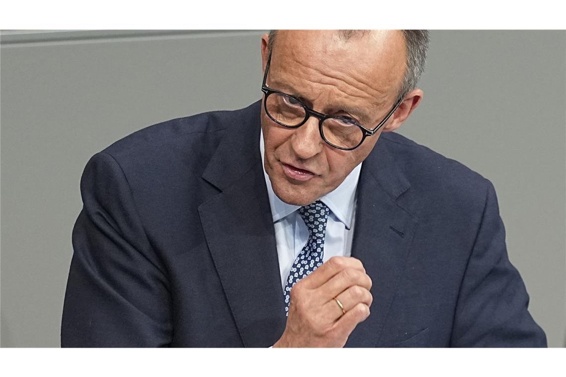 Merkels Rüffel für Merz – und was alle daraus lernen sollten Unionskanzlerkandidat Friedrich Merz spricht im Bundestag.