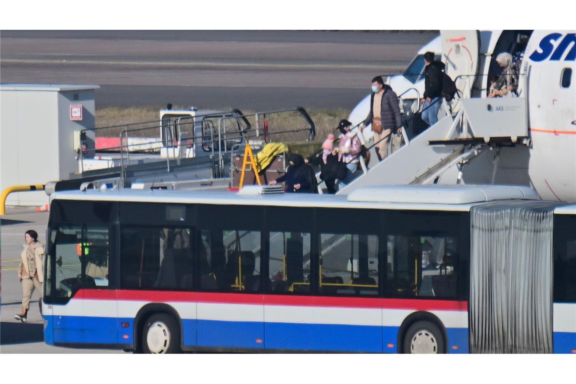Flugzeug bringt 132 geflüchtete Afghanen nach Deutschland Unionspolitiker haben die Bundesregierung mehrfach aufgefordert, das sogenannte Bundesaufnahmeprogramm Afghanistan zu beenden.