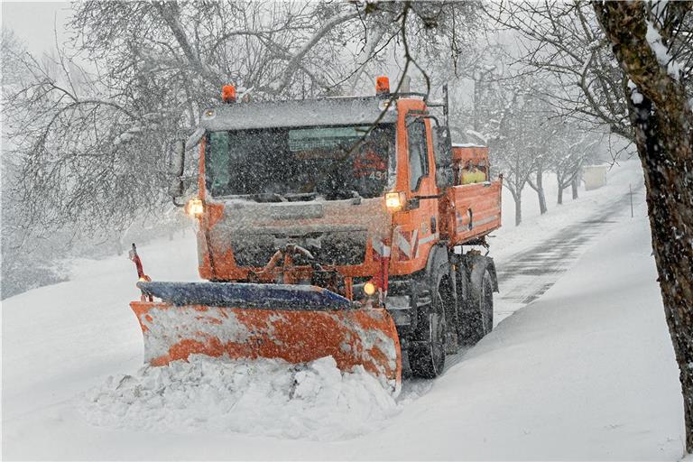 Unklar ist für den Bauhof, wie der Winterdienst verläuft. Unter Umständen müssen auch Fremdfirmen mit ins Boot geholt werden, wenn sehr viel Schnee fällt und nicht alle Flächen auf den beiden Gemarkungen parallel geräumt werden können. Archivfoto: Jörg Fiedler