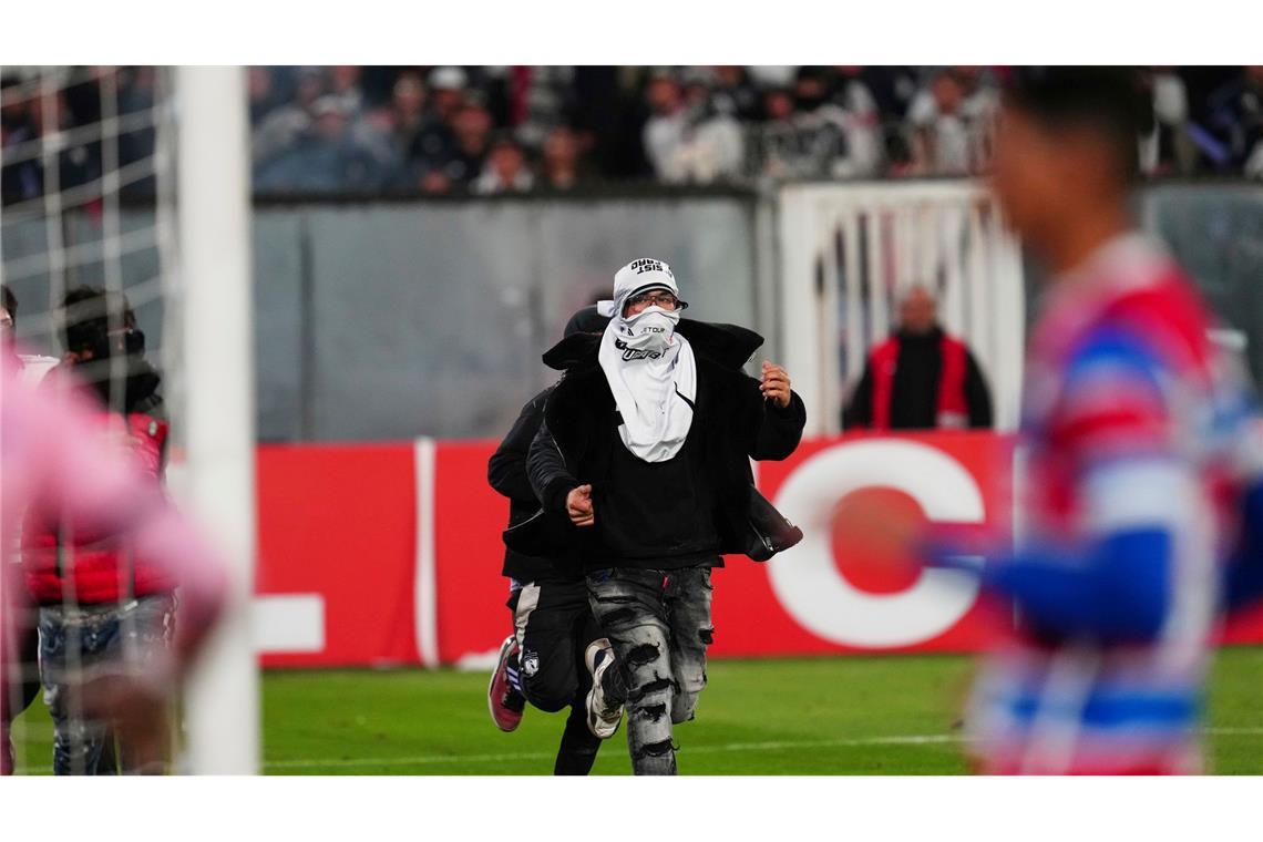 Zwei tote Fußball-Fans vor abgebrochenem Spiel in Chile Unklar war zunächst, ob die Ausschreitungen in Verbindung mit zwei toten Fans vor dem Spiel standen.