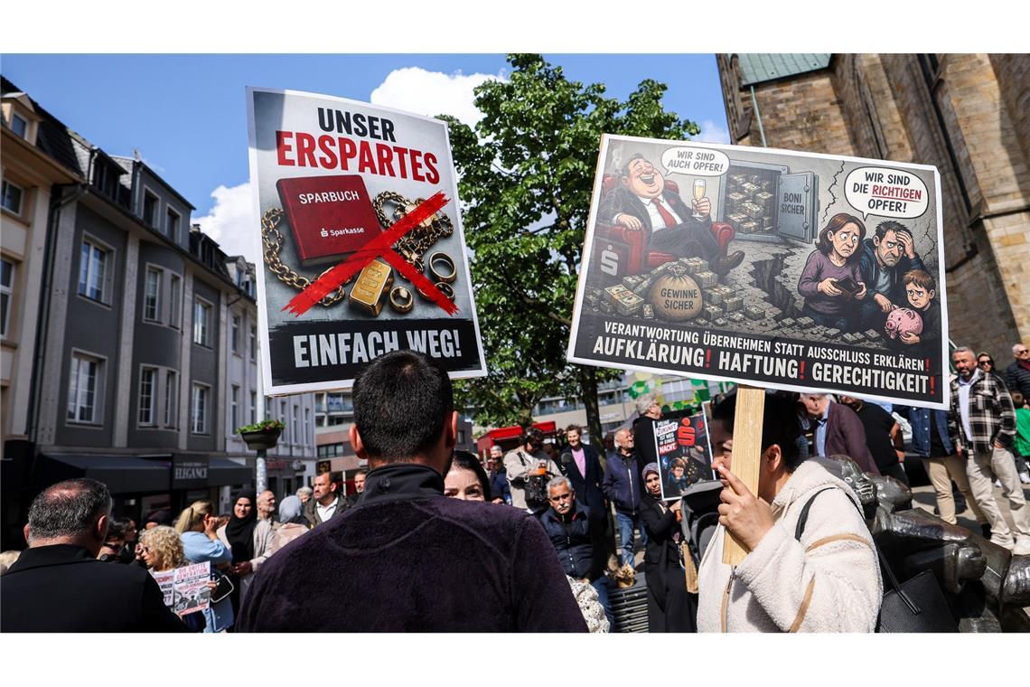"Unser Erspartes - einfach weg", klagten geschädigte Sparkassenkunden Anfang Mai bei einer Kundgebung in Gelsenkirchen. Jetzt beginnen die ersten Zivilprozesse gegen die Sparkasse. (Archivbild)