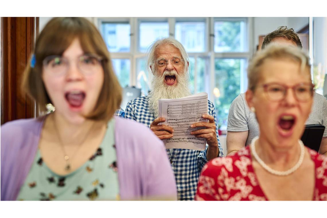 Unser Hörsystem hat einen Schutzmechanismus gegen sehr laute Geräusche, weil diese es zerstören könnten. Und wenn der Körper merkt: ‚Oh, das Gehör muss sich schützen’. Dann liegt irgendetwas in der Umwelt vor, das nicht gut für den Organismus ist.