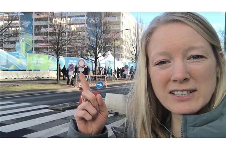 Unsere Reporterin Amelie Schröer vor dem Olympischen Dorf in Mailand.