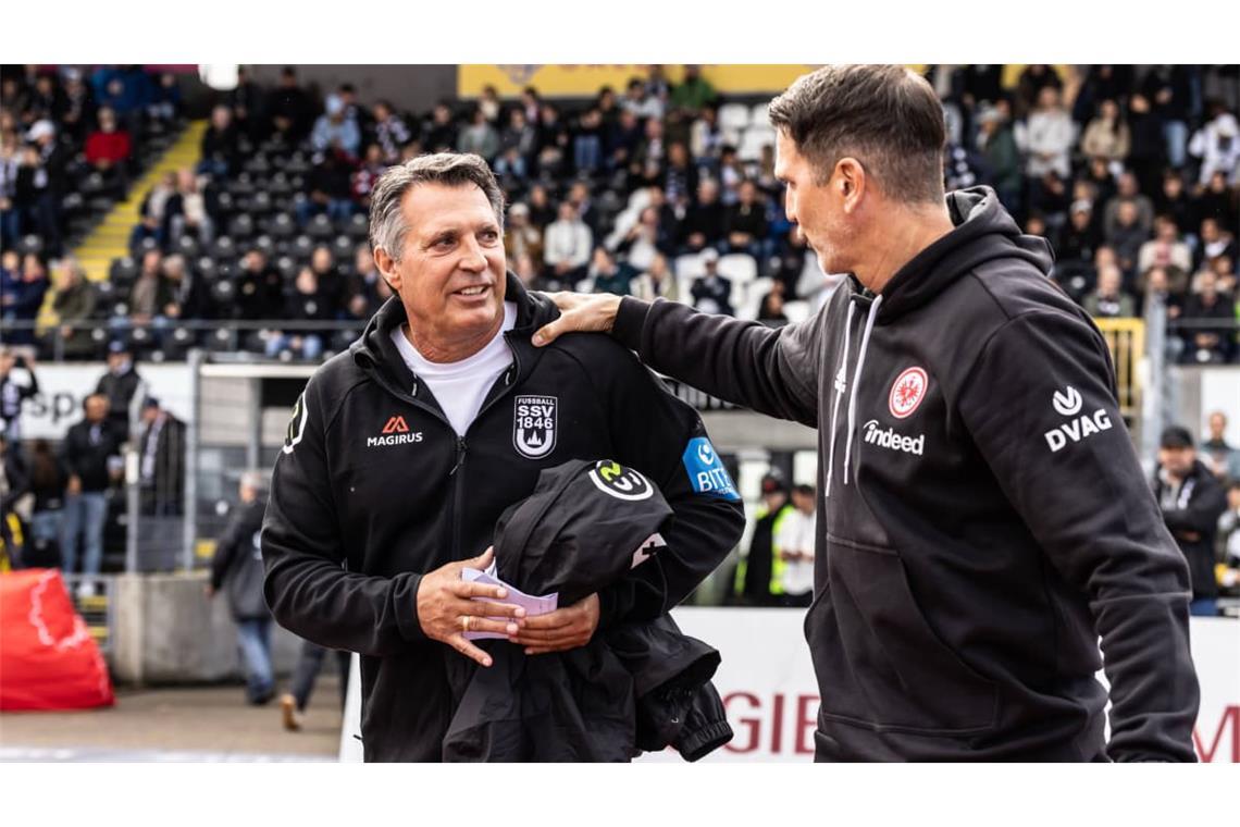 Unter Alois Schwartz (li., mit Eintracht-Coach Patrick Glöckner) fahren die Ulmer Spatzen ihren ersten Regionalliga-Sieg in dieser Saison ein.