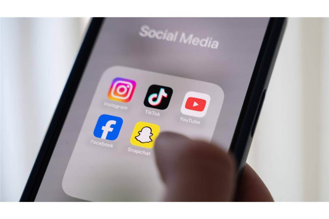 Unter anderem bei diesen Apps dürften Jugendliche erst später einen eigenen Account haben. (Symbolbild)