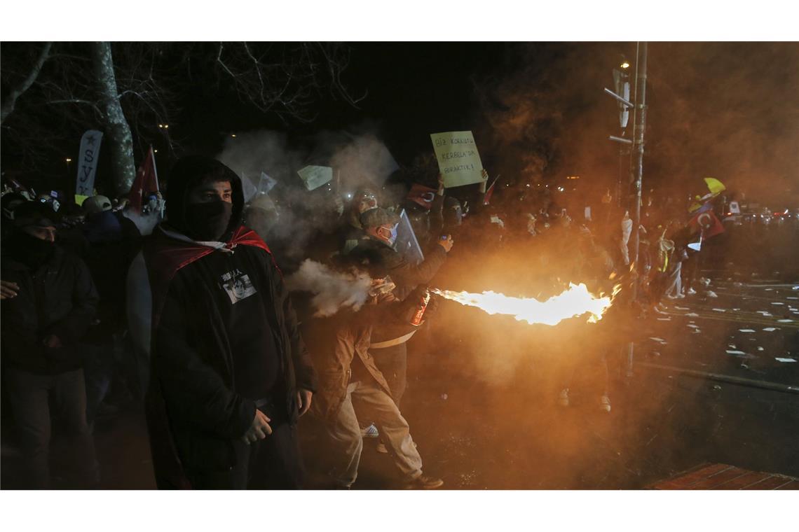 Massenproteste gegen Inhaftierung von Erdogan-Rivalen Imamoglu Unter anderem in Istanbul und Ankara gingen die Menschen auf die Straßen.