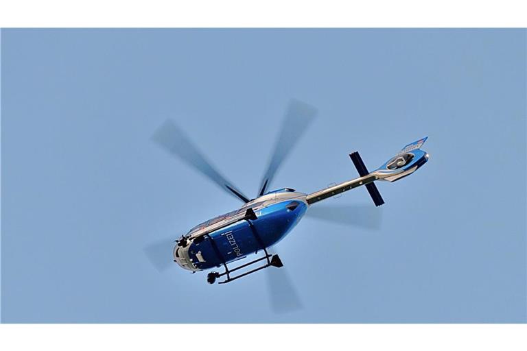 Unter anderem mit einem Helikopter hatte die Polizei nach einem vermissten Kind in Ehingen gesucht (Symbolbild).