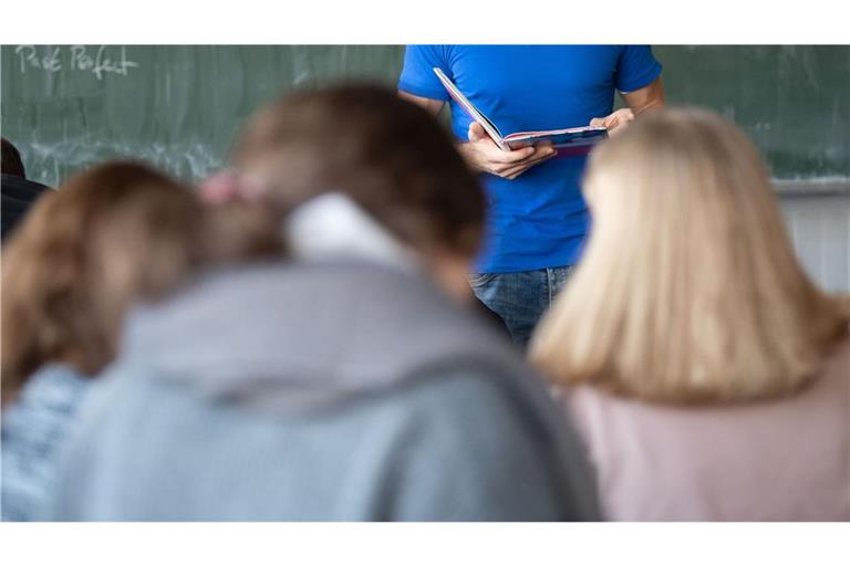 Unter anderem sind Lehrer und Polizisten von der Klage betroffen.