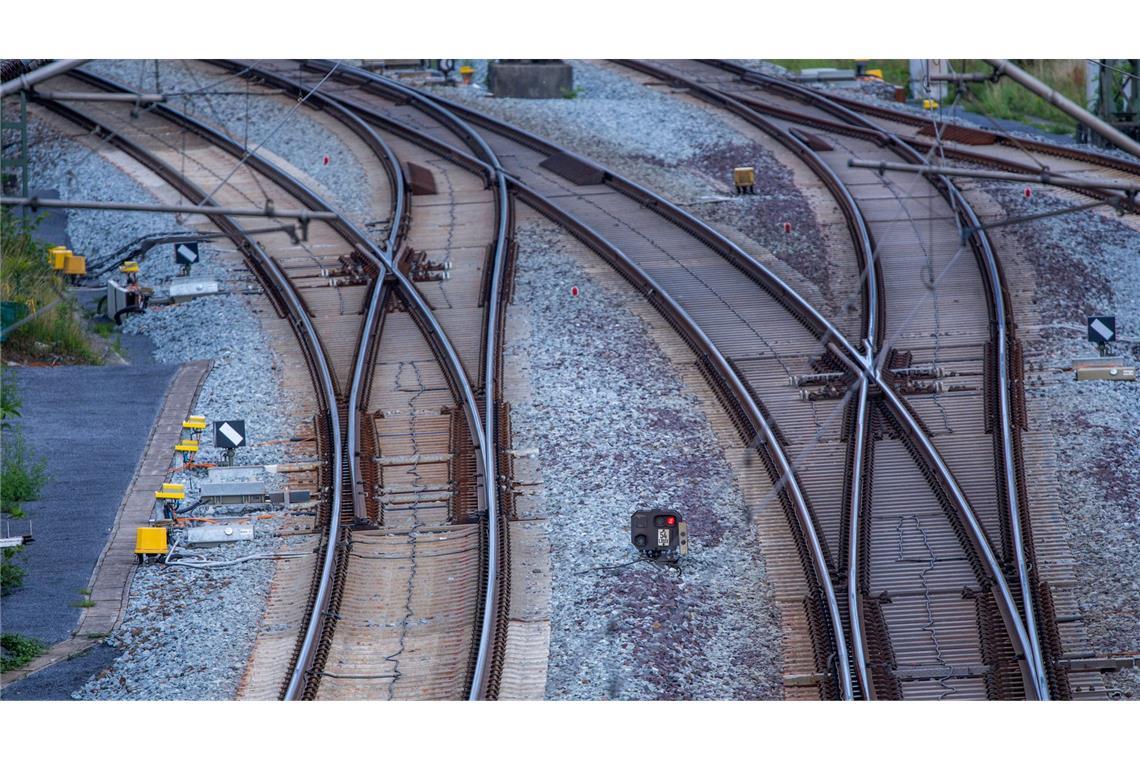 Größtes Bahn-Sanierungsprojekt in Deutschland gestartet Unter anderem sollen 165 Weichen auf der 278 Kilometer langen Strecke zwischen Berlin und Hamburg erneuert werden.