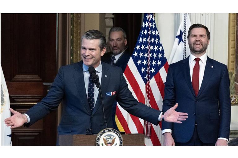 Unter anderem Vizepräsident J.D. Vance (rechts) und Verteidigungsminister Pete Hegseth sollen Teil des Gruppenchats gewesen sein.
