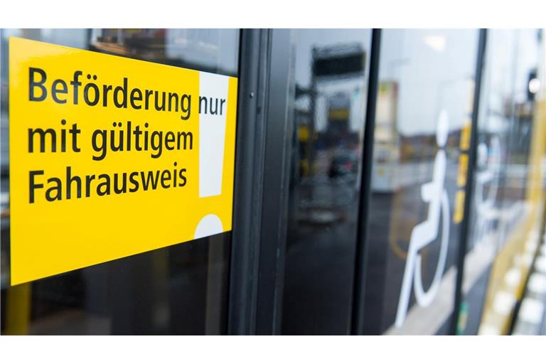 Unter "Beförderungserschleichung" versteht man das unberechtigte Nutzen eines öffentlichen Verkehrsmittels. Es handelt sich um eine Straftat. (Symbolbild)