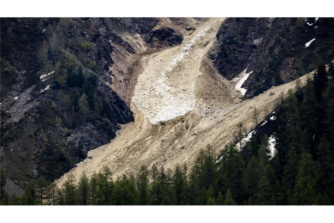 Gletschersturz begräbt Dorf im Wallis - eine Person vermisst Unter dem Druck von abbröckelnden Gesteinsmassen ist der Gletscher abgebrochen.