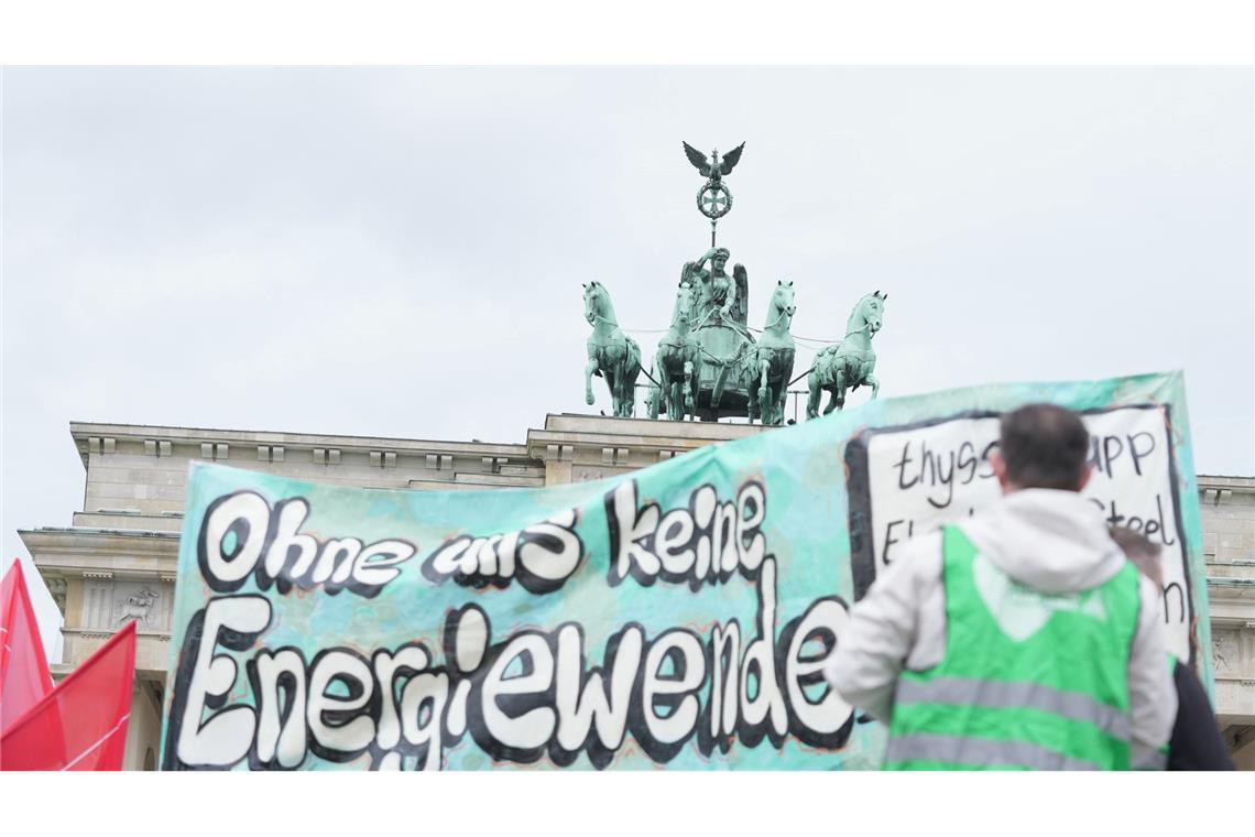 Unter dem Motto "Stahl hat Zukunft – bei uns!" marschierten in Berlin Stahlarbeiter vom Brandenburger Tor zum Bundeswirtschaftsministerium.