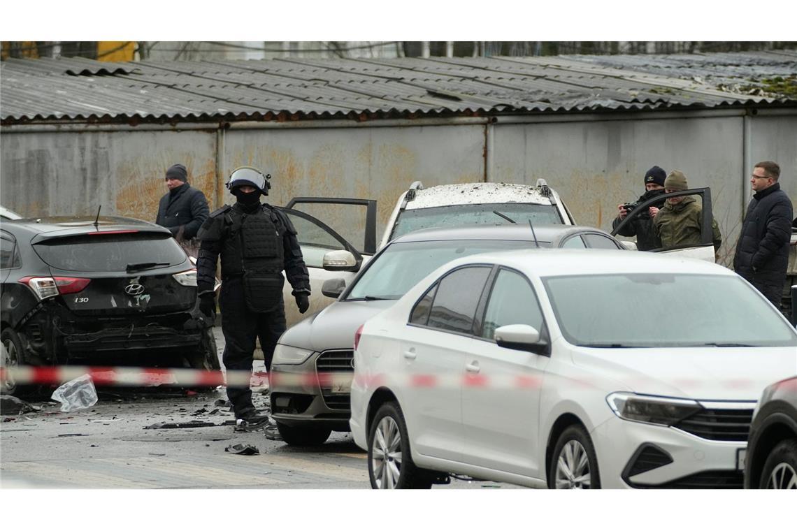 Unter dem Wagen soll eine Haftmine explodiert sein.