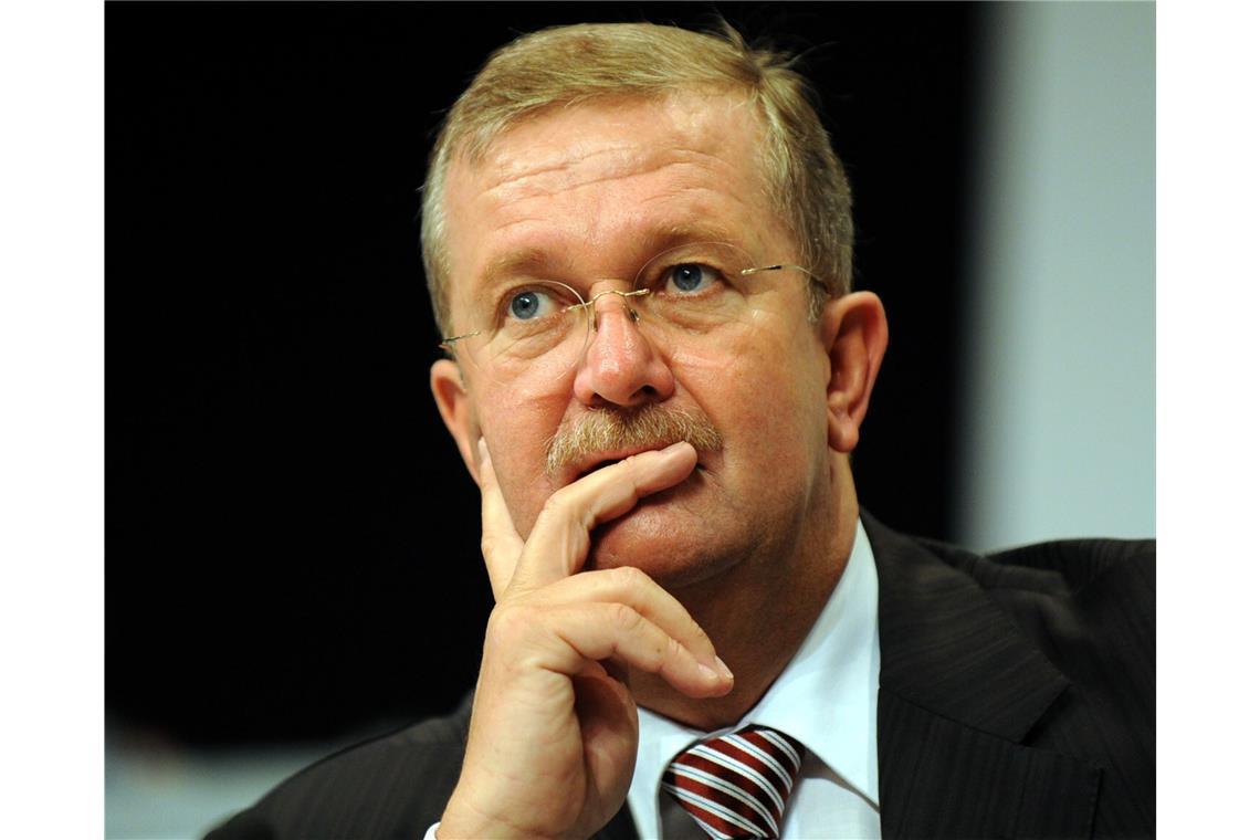 Unter dem Westfalen Wendelin Wiedeking, der im Oktober 1992 zum Vorstandschef berufen wird,  entwickelt sich   Porsche vom Konkurskandidaten zu einem der ertragreichsten Autokonzerne der Welt. Er krempelt die Fertigung mit Hilfe japanischer Berater um, führt die Erfolgsmodelle Boxster und Cayenne sowie den viertürigen Panamera ein. Nach dem misslungenen Versuch, den Volkswagen-Konzern zu übernehmen,  muss er im Juli 2009 den Posten räumen. Porsche wird zum Tochterunternehmen von VW, allerdings sichern sich die Familien Porsche und Piech über eine Holdinggesellschaft eine  Mehrheit der stimmberechtigten VW-Stammaktien.