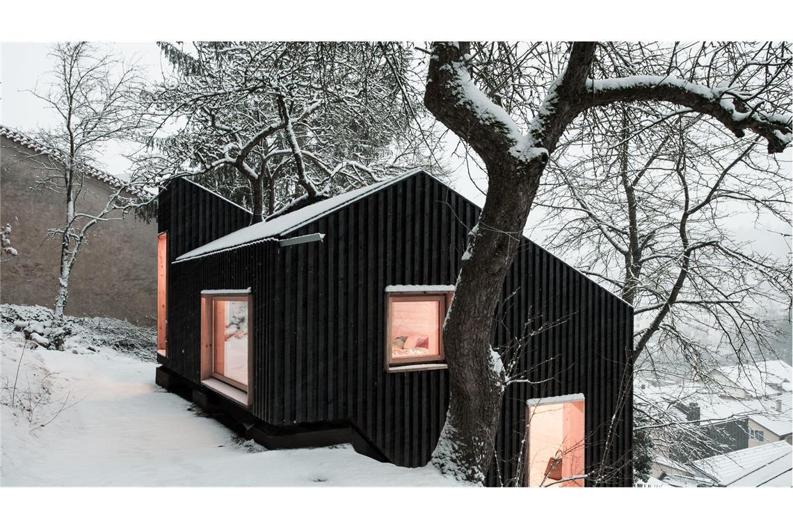 Unter den  18 gewürdigten Projekten findet sich auch dieses Tiny House – ein mit regionalen Materialien gebautes, aus einem Raum bestehendes „Kleinhaus“ von Clemens Hoyer, Sophie Kotter.