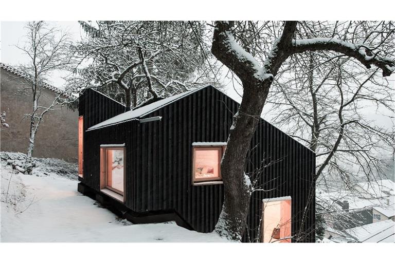 Unter den  18 gewürdigten Projekten findet sich auch dieses Tiny House – ein mit regionalen Materialien gebautes, aus einem Raum bestehendes „Kleinhaus“ von Clemens Hoyer, Sophie Kotter.