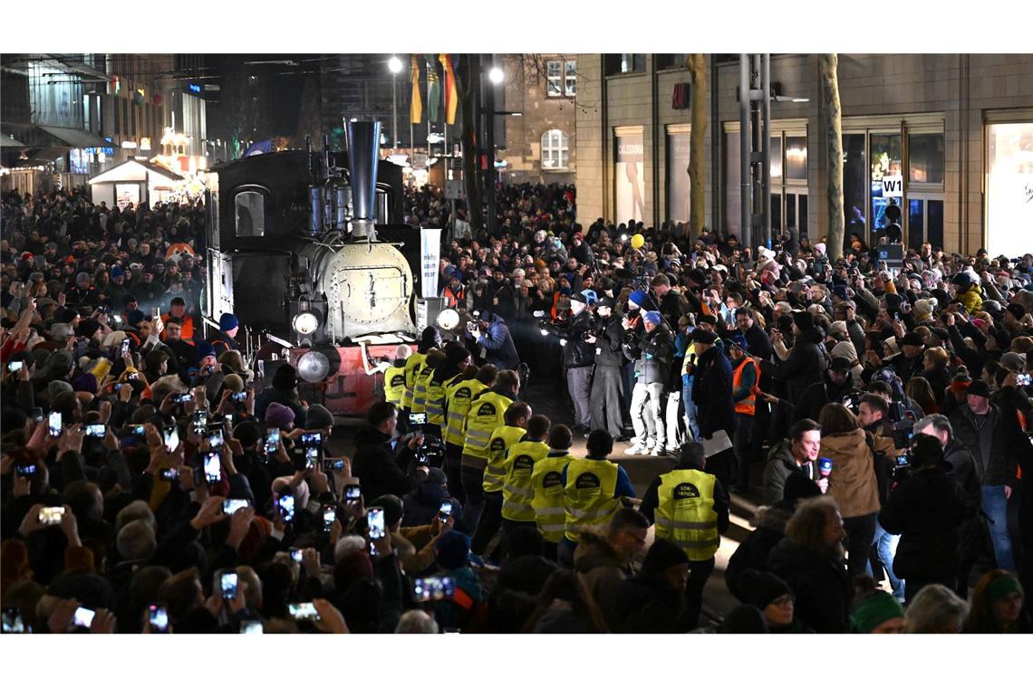 Marx, Munch und viele Macher: Chemnitz ist Kulturhauptstadt Unter den Augen vieler Zuschauer ziehen Freiwillige die rund 20 Tonnen schwere Dampflokomotive "Hegel" im Zentrum von Chemnitz.