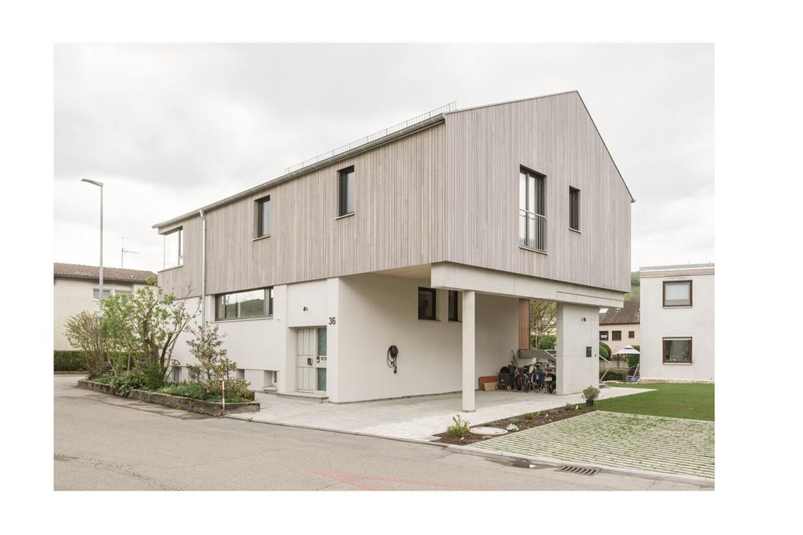 Deutschlands bestes Haus steht in Berlin-Neukölln Unter den Büros aus Baden-Württemberg durchsetzen konnte sich das junge Studio Ö aus Weinstadt mit dem Umbau und der Aufstockung eines Wohnhauses aus den 1960ern in Weinstadt. Aus einem Einfamilienhaus wurde ein Zuhause für zwei Familien.