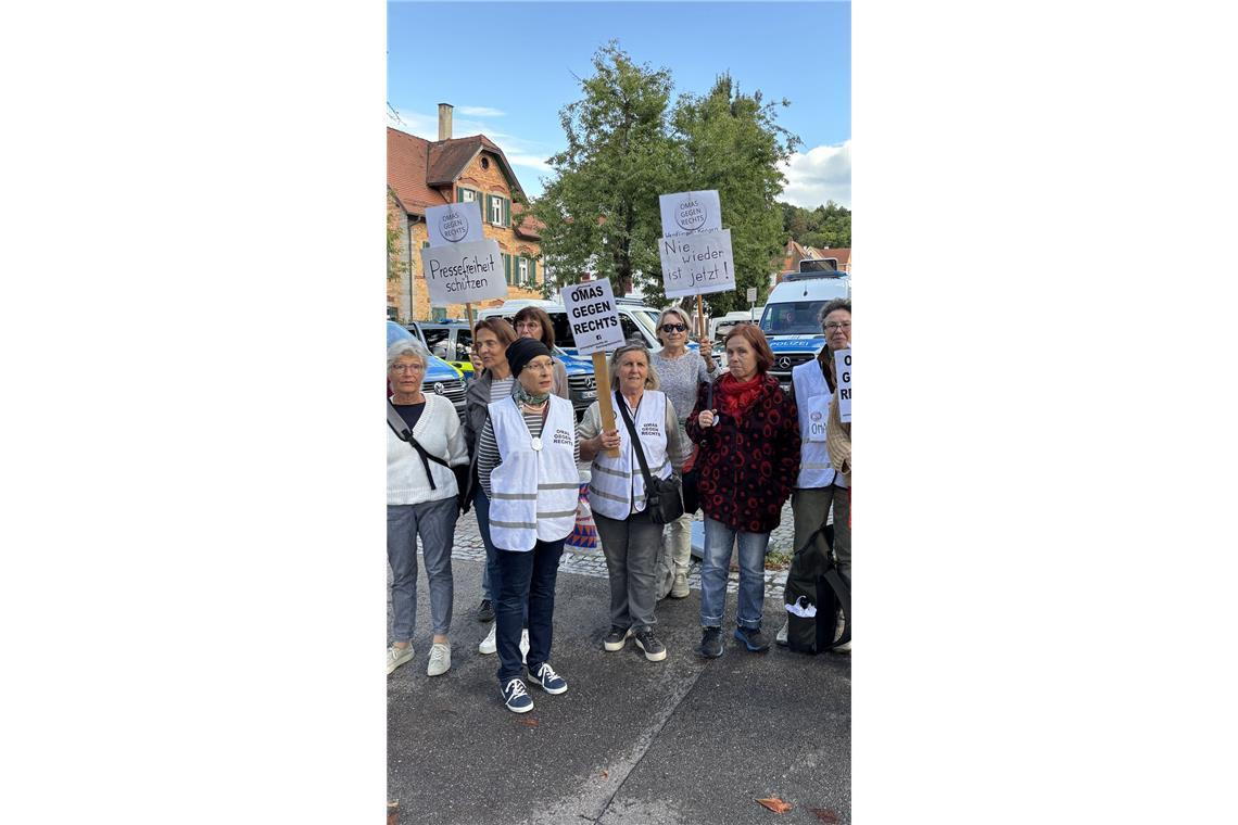 Liveticker: Streitgespräch beendet – außer einigen Rangeleien blieb es friedlich Unter den Demonstranten sind auch Mitglieder von „Omas gegen Rechts“.