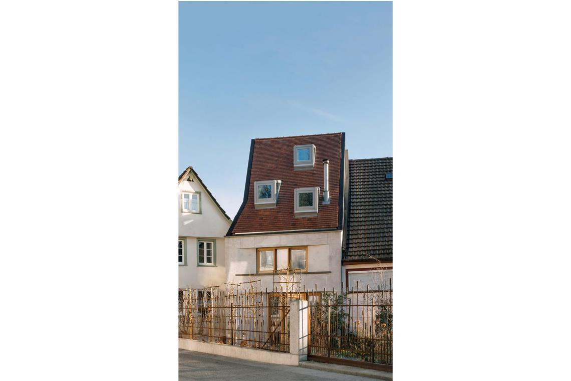 Die besten einfachen Häuser Europas – auch von Stuttgarter Architekten Unter den dreißig besten einfachen Häusern ist dieses mehrfach preisgekrönte und schon in unserer Zeitung vorgestellte Projekt – ein sich in die Altstadt von Biberach einfügendes Einfamilienhaus aus Leichtbeton, entworfen von der Architektin Inge Zalenga.