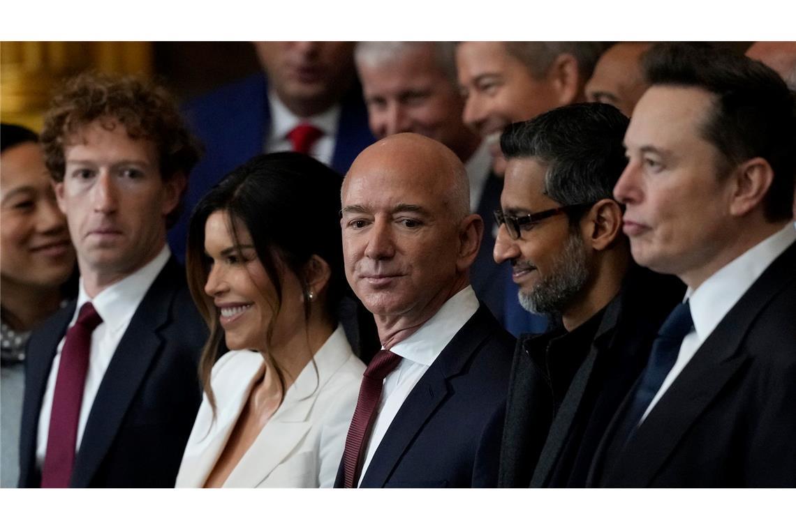 Ein Hut und Tech-Bosse: Trumps Amtseinführung in Bildern Unter den Gästen bei Trumps Amtseinführung: Mark Zuckerberg (l-r), Lauren Sanchez und ihr Partner Jeff Bezos, Sundar Pichai und Elon Musk.