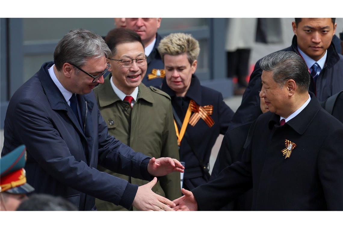 Parade im Krieg - Putin feiert Sieg über Nazideutschland Unter den internationalen Gästen waren Chinas Partei- und Staatschef Xi Jinping, und auch der serbische Staatschef Aleksandar Vucic.