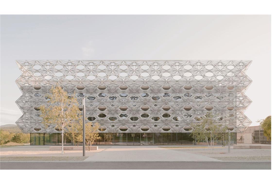 Deutschlands bestes Haus steht in Berlin-Neukölln Unter den Nominierten waren einige Projekte aus dem Land und Stuttgart, etwa das Texoversum in Reutlingen vom Büro allmannwappner aus München in Kooperation mit Menges Scheffler Architekten und Jan Knippers Ingenieure aus Stuttgart. Die Fassade des Hochschulneubaus besteht aus robotisch gewickelten Carbon- und Glasfasern.