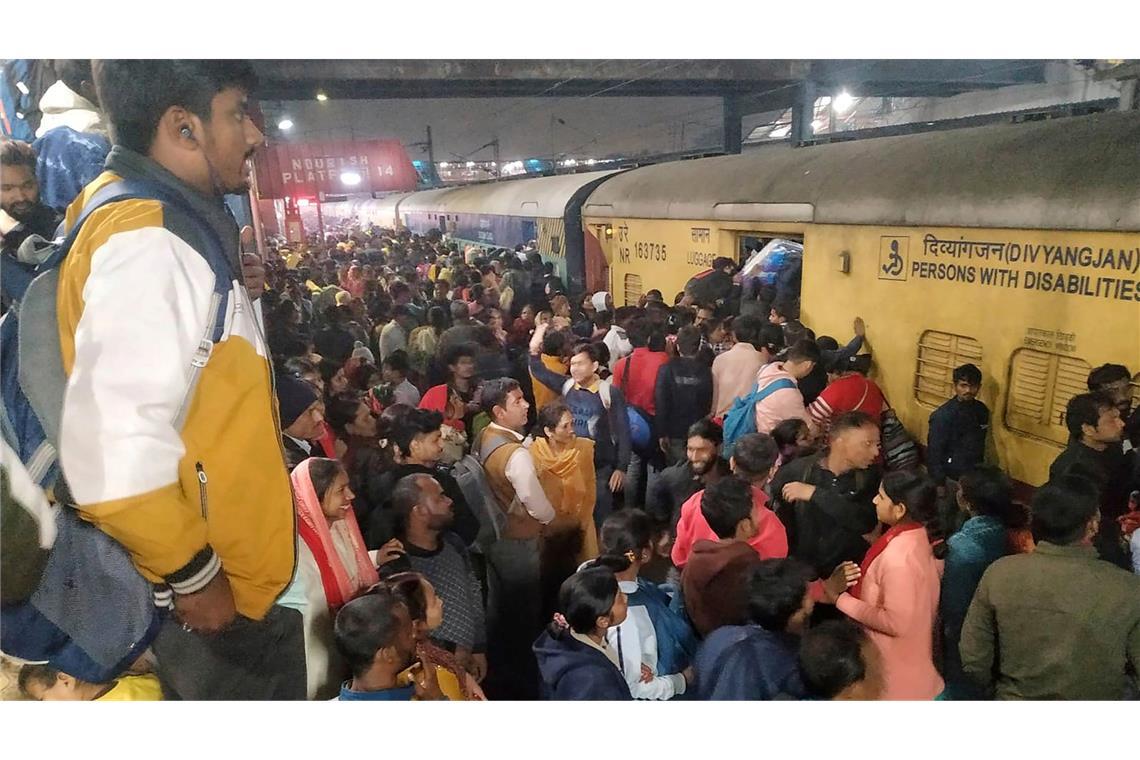 Medien: Tote bei Massenpanik auf Bahnhof in Neu-Delhi Unter den Opfern waren auch Kinder.