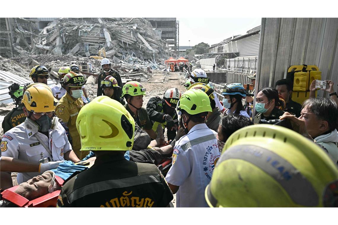 Hochhaus in Bangkok eingestürzt – Dutzende Verschüttete Unter den Trümmern des unfertigen Wolkenkratzers seien Bauarbeiter eingeschlossen, teilten Rettungskräfte mit.