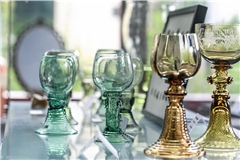 Unter den über 200 Stücken der Schau sind auch filigrane Trinkgläser. Foto: Naturpark