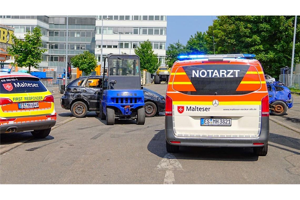 Auto fährt bei Stuntshow in Zuschauerbereich - Verletzte Unter den Verletzten gibt es auch Kinder.