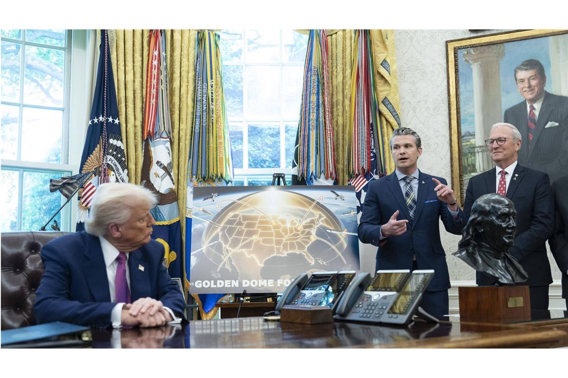 US-Präsident Donald Trump träumt von Amerikas Golden Dome Unter den wachsamen Augen seines Vorgängers Ronald Reagan hört US-Präsident Donald Trump (li.) zu, wie Verteidigungsminister Pete Hegseth (Mi.) das Golden-Dome-Projekt erklärt.