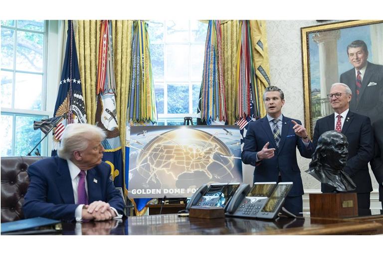 Unter den wachsamen Augen seines Vorgängers Ronald Reagan hört US-Präsident Donald Trump (li.) zu, wie Verteidigungsminister Pete Hegseth (Mi.) das Golden-Dome-Projekt erklärt.