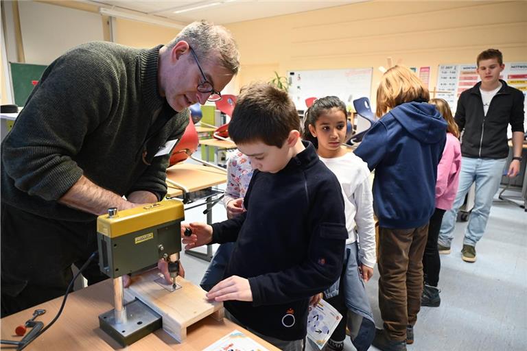 Unter der Anleitung des Lehrers Paul Greiner fertigen die Kinder im Technikraum Schlüsselanhänger aus Plexiglas. Fotos: Elisabeth Klaper