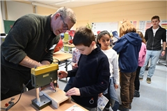 Unter der Anleitung des Lehrers Paul Greiner fertigen die Kinder im Technikraum Schlüsselanhänger aus Plexiglas. Fotos: Elisabeth Klaper
