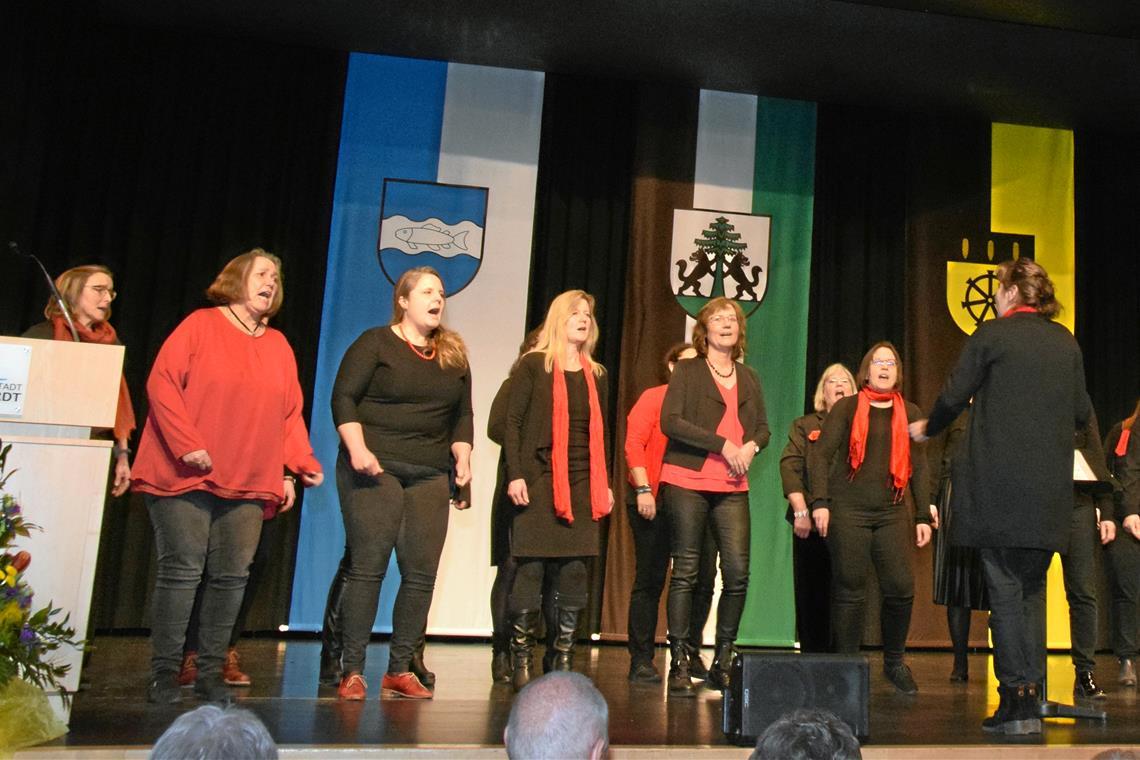 Ein Zeichen setzen für Demokratie Unter der Leitung von Angela Westhäußer-Kowalski zeigte der Chor Da Capo des Liederkranzes Murrhardt sein Können. Foto: Elisabeth Klaper