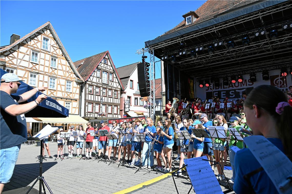 Unter der Regie von Jugenddirigent Kevin Perri musizieren junge Musikerinnen und Musiker auf dem Marktplatz. Foto: Elisabeth Klaper