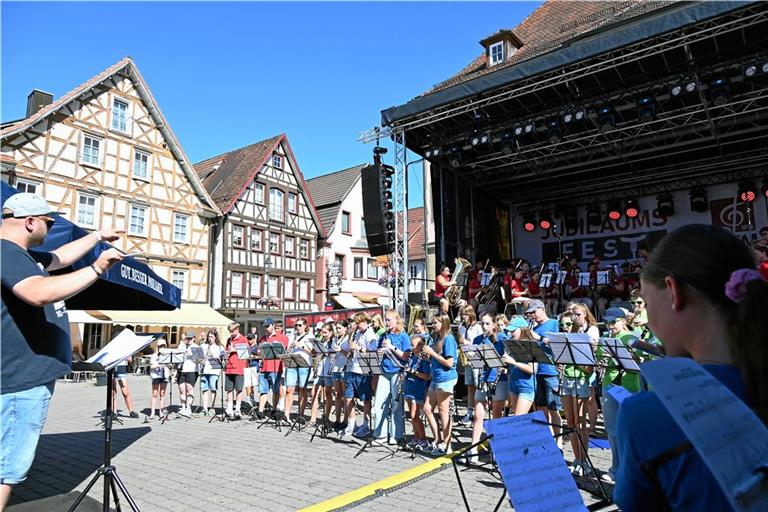 Unter der Regie von Jugenddirigent Kevin Perri musizieren junge Musikerinnen und Musiker auf dem Marktplatz. Foto: Elisabeth Klaper