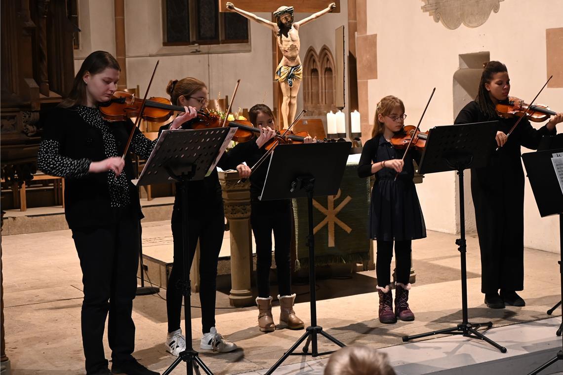 Konzert der Musikschule: Facettenreicher Reigen diverser Ensembles Unter der Regie von Rebecca Goodman, der neuen Lehrerin für Streichinstrumente, präsentiert das siebenköpfige Streicherensemble einen Barocktanz von Georg Friedrich Händel.