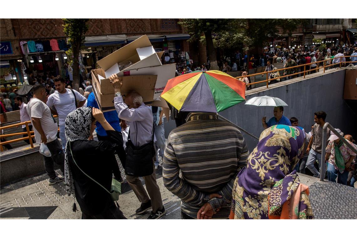 Unter der Sommerhitze suchen Menschen in der iranischen Hauptstadt nach Schatten. (Archivbild)