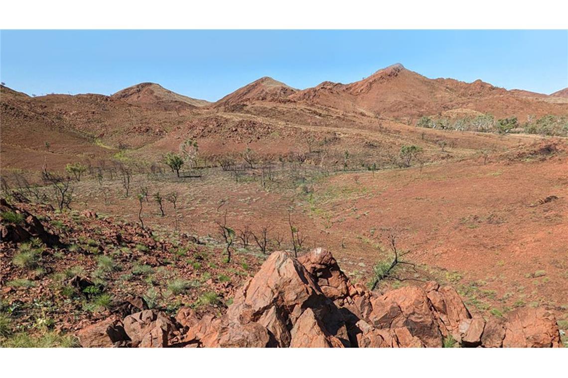 Forscher entdecken ältesten Einschlagskrater der Erdgeschichte Unter dieser Senke in Westaustralien verbirgt sich der älteste bekannte Einschlagskrater der Erde. Er entstand vor 3,47 Milliarden Jahren.